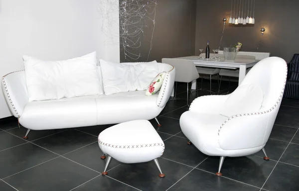 Egy nagy kényelmes nappali, egy fehér — Stock Fotó
