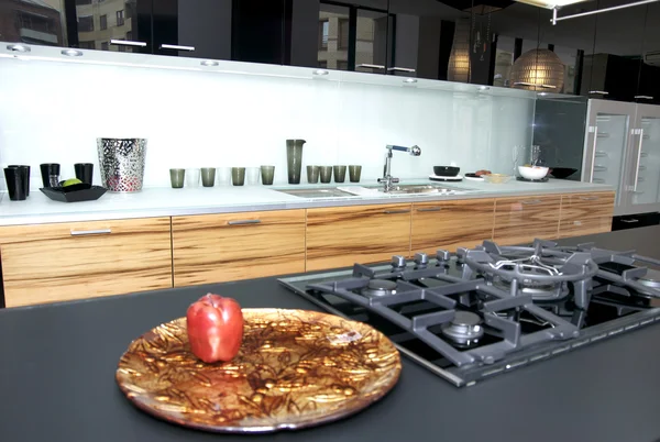 Bello interno con mobili ed elettrodomestici da cucina — Foto Stock