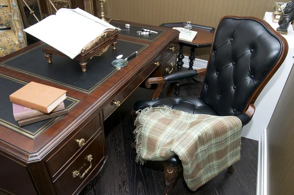 Γραφείο με μια άνετη καρέκλα και το τραπέζι από ξύλο — Φωτογραφία Αρχείου