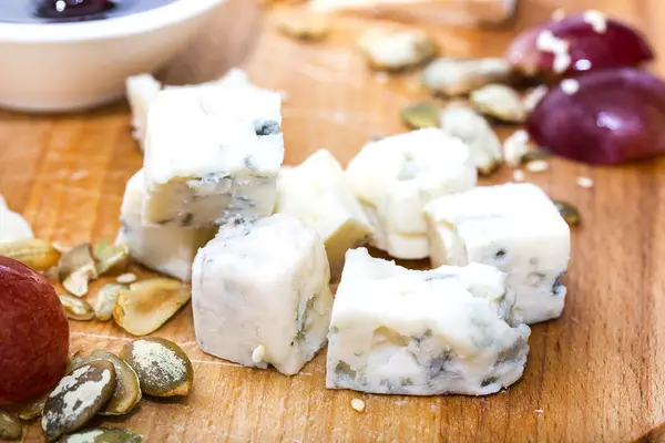 Cheese plate with several varieties of cheese — Stock Photo, Image