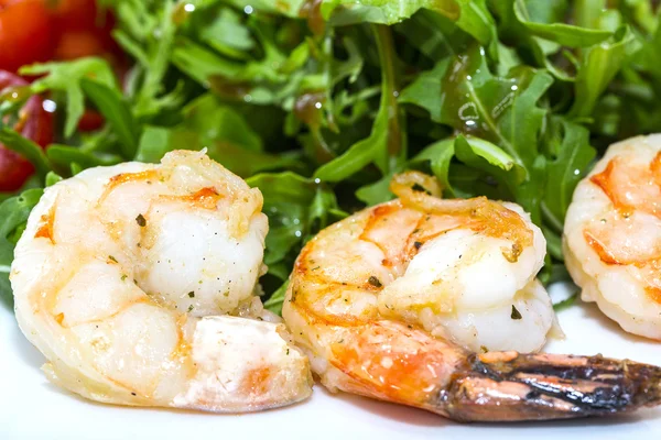 Arugula dish with shrimp in a restaurant — Stock Photo, Image