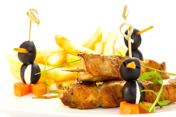 Frites et kebabs de poulet et d'olives — Photo