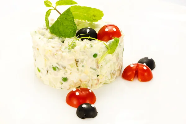 Salade Olivier décorée de tomates en forme de coccinelles — Photo