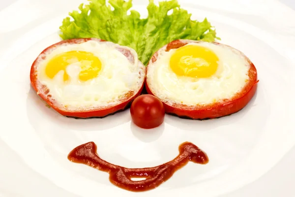 Ovos fritos com tomate e alface — Fotografia de Stock