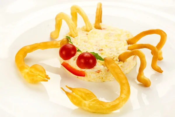 Salada com queijo e carne de caranguejo na forma de um caranguejo — Fotografia de Stock