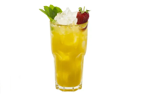 Алкогольный коктейль в стакане на белом фоне — стоковое фото