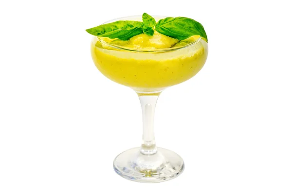 Alkoholischer Cocktail im Glas auf weißem Hintergrund — Stockfoto