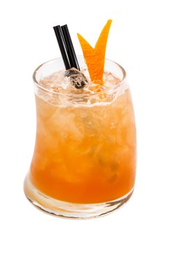 bir cam bardak beyaz zemin üzerinde alkollü kokteyl