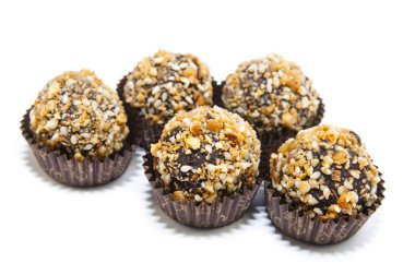 Beyaz arka plan üzerinde doldurma ile çikolata şeker