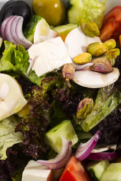 La salade grecque est photographiée en gros plan — Photo