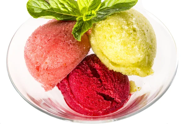 Fruchtsorbet auf weißem Hintergrund — Stockfoto