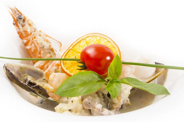 Ensalada con verduras y mariscos sobre la mesa en un restaurante — Foto de Stock