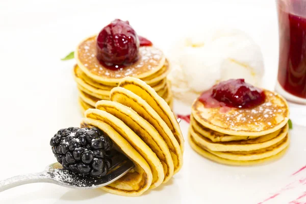 Sweet little pancakes with blackberry jam — Stock Photo, Image