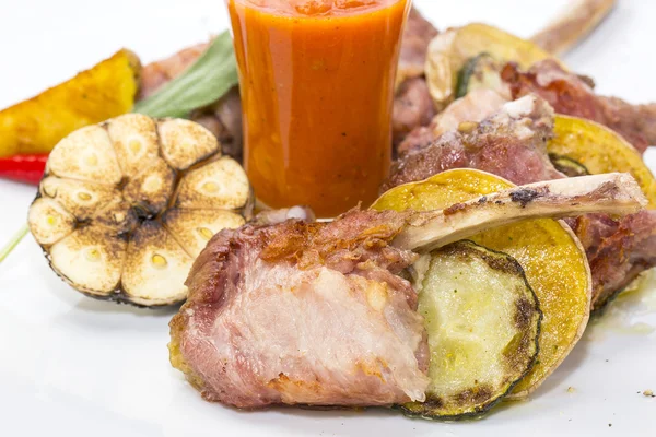 Costillas de ternera asadas con verduras en un plato blanco en un restaurante — Foto de Stock