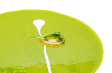 mantar ve beyaz tabakta bir restoranda yeşil bezelye çorbası dekore