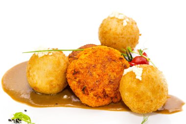 bir restoranda beyaz tabakta havuç vejetaryen köfte