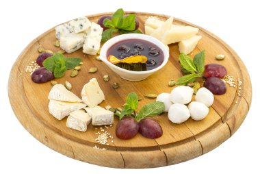 Peynir tabağı büyük bir karışım-in nane dekore edilmiştir.