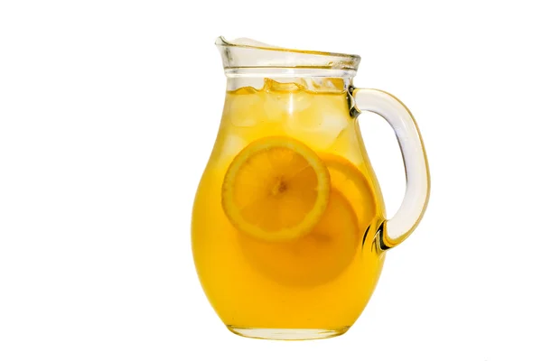 Krug Limonade auf weißem Hintergrund — Stockfoto