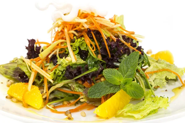Beyaz bir arka planda restoran sebze ve meyve salatası — Stok fotoğraf