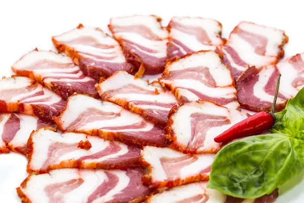 Bacon, cebola e pimenta em um prato em um restaurante — Fotografia de Stock