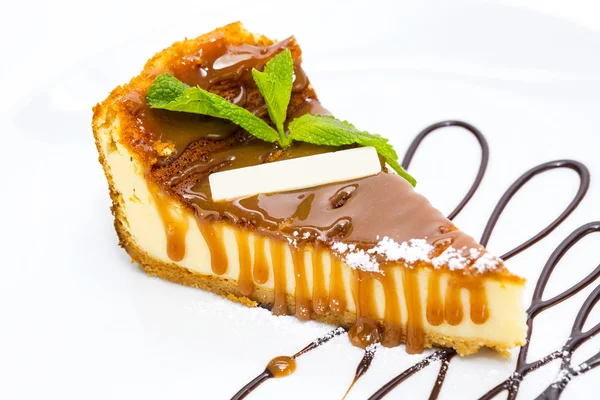 Un pedazo de pastel de queso decorado con hojas de menta —  Fotos de Stock