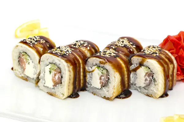 Marisco de sushi japonés sobre un fondo blanco — Foto de Stock