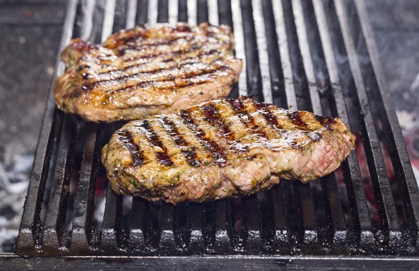 Koken biefstuk op een grill in het restaurant — Stockfoto