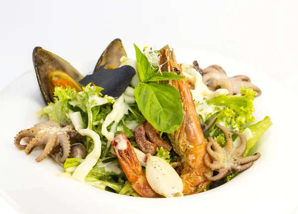 Salat mit Gemüse und Meeresfrüchten auf dem Tisch in einem Restaurant — Stockfoto