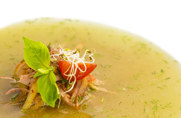 Komkommer Soep versierd met verse kruiden en tomaten in een restaurant — Stockfoto