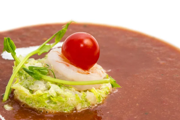 Tomatensuppe in einem Restaurant mit Garnelen dekoriert — Stockfoto