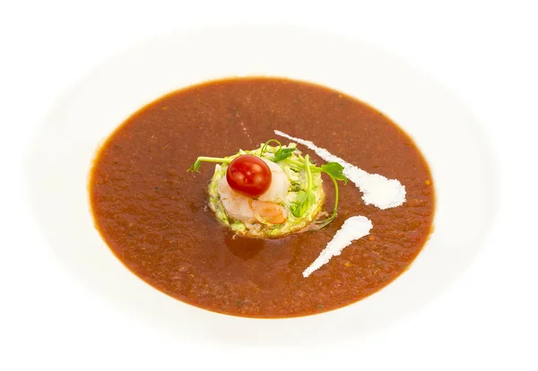 Tomatensoep in een restaurant versierd met garnalen — Stockfoto