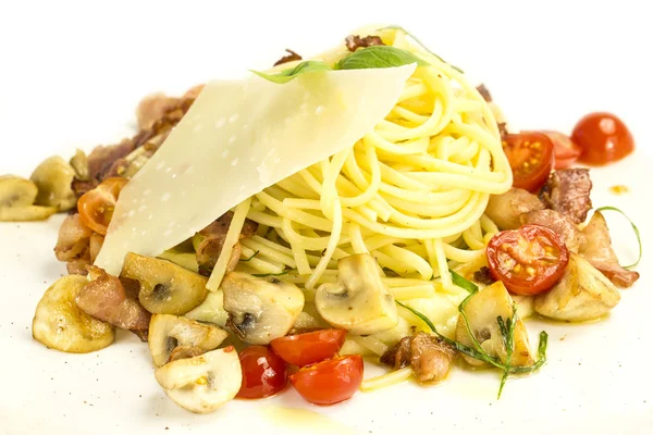 Spaghetti mit Käse und Fleisch auf einem weißen Teller — Stockfoto