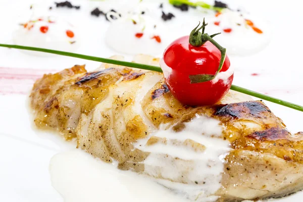 Жареное филе жареной рыбы в белом соусе — стоковое фото