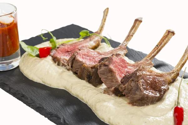 Lam ribben gekookt op de grill geserveerd op een hete steen — Stockfoto