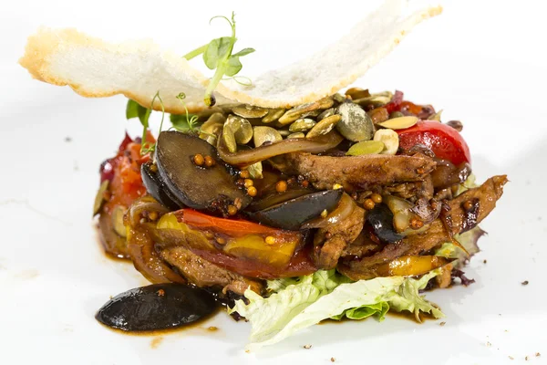 Salad dengan sayuran dan daging dengan latar belakang putih di restoran — Stok Foto