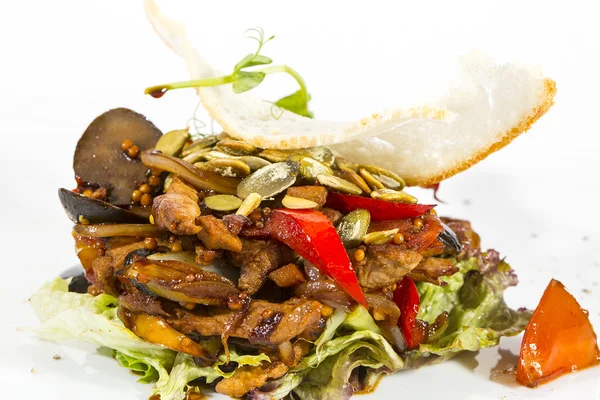 Ensalada con verduras y carne sobre fondo blanco en el restaurante —  Fotos de Stock