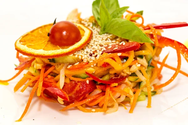 Salade van gestoomde groenten op een witte plaat in een restaurant — Stockfoto