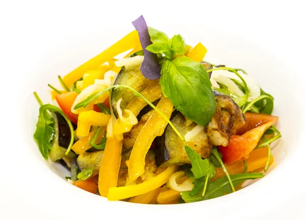 レストランで皿に野菜のサラダ — ストック写真