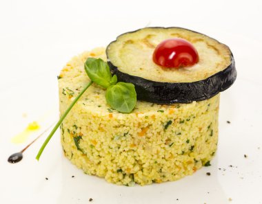 patlıcan ve domates ile süslenmiş kuskus