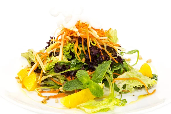 Salade de fruits et légumes sur fond blanc au restaurant — Photo