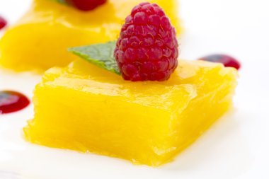 tatlı ananas ve ahududu beyaz zemin üzerine süslenmiş