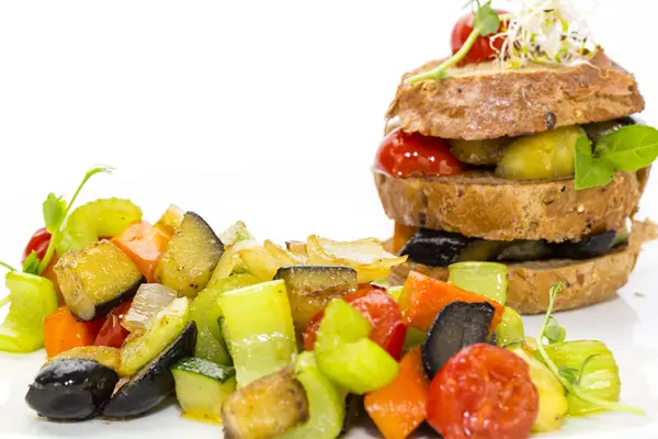 Steamed vegetables and rye bread — Stock Photo, Image