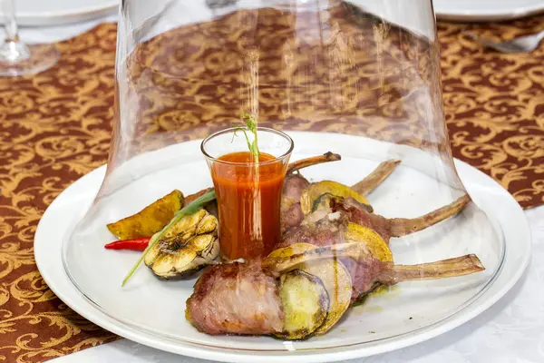 Costillas de ternera asadas con verduras en un plato blanco en un restaurante — Foto de Stock