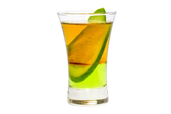 Алкогольний коктейль у склянці на білому фоні — стокове фото