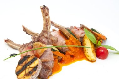 kavrulmuş dana kaburga bir restoranda beyaz bir tabakta sebze ile