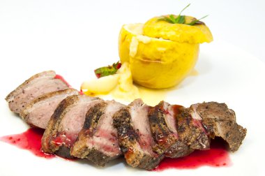 kızartma kaz meme beyaz plaka üzerinde elma sosu ile