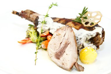 Kızarmış tavşan et ve patates sebze ile