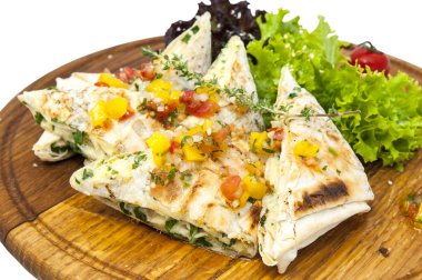 bir restoranda bir tabakta sebzeli pide