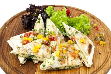 bir restoranda bir tabakta sebzeli pide