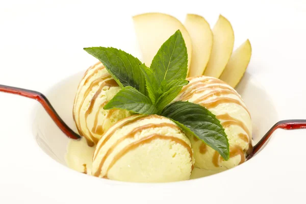 Gelato con salsa al caramello e menta su fondo bianco — Foto Stock